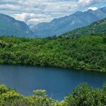 Il Lago Nero e le prime montagne valdostane